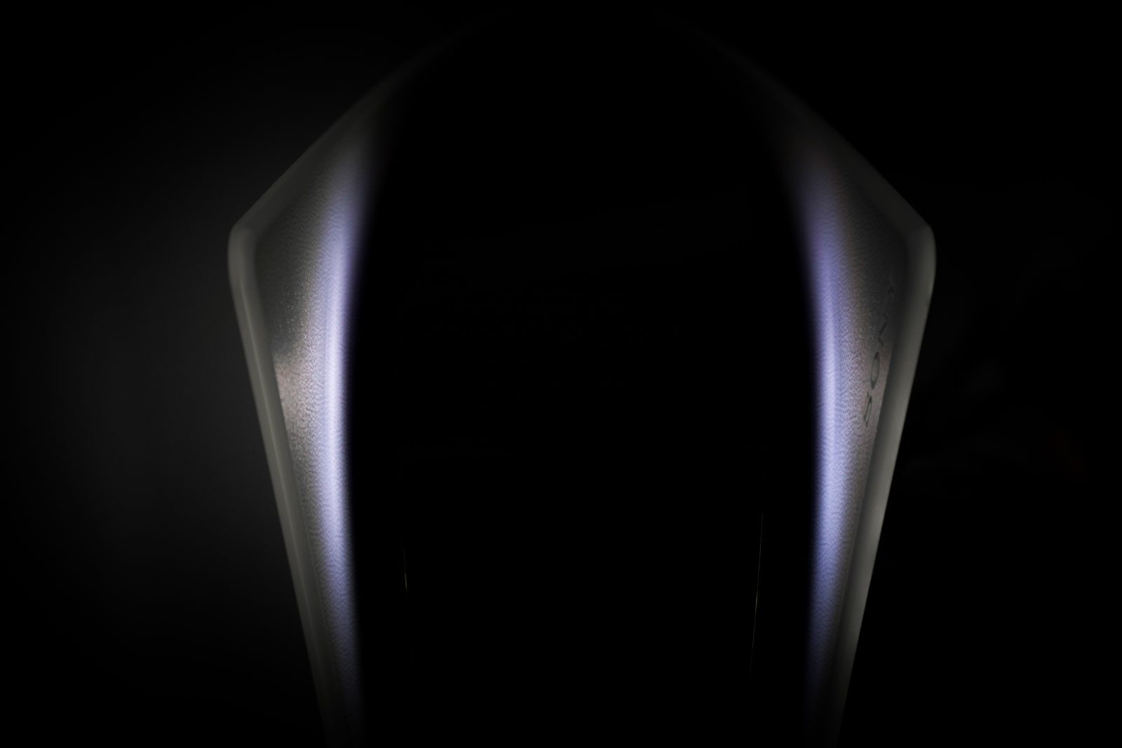 Abstracte close-up van PlayStation 5 console in het donker