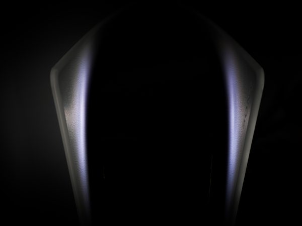 Abstracte close-up van PlayStation 5 console in het donker