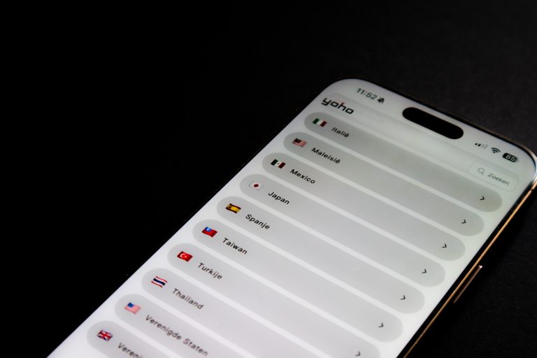 Smartphone met de Yoho eSIM app en een lijst van landen met vlaggen tegen een zwarte achtergrond