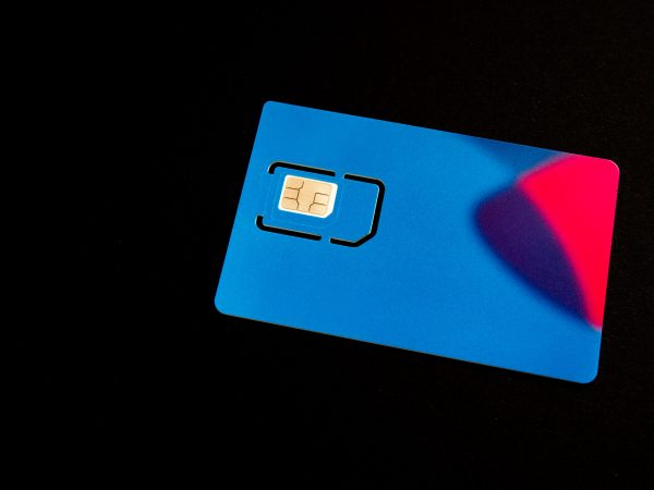blauwe simkaart zwarte achtergrond-share