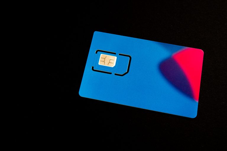 blauwe simkaart zwarte achtergrond-share